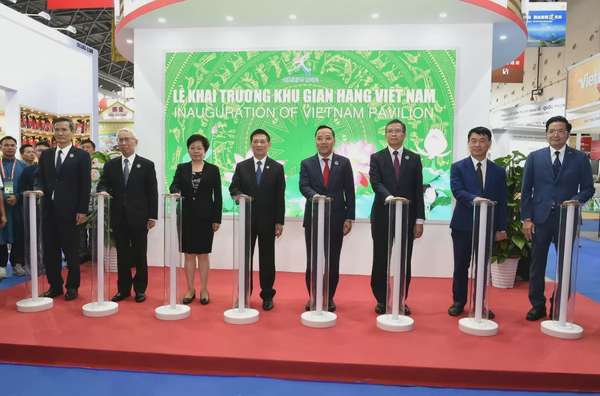 Phó Thủ tướng Hồ Đức Phớc cùng các đại biểu dự Lễ Khai trương Khu gian hàng Việt Nam. Ảnh VGP/Trần Mạnh