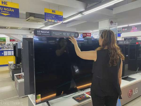 Hà Nội: Thợ sửa tivi, tủ lạnh "đắt khách" sau mưa lũ