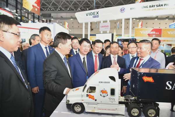Phó Thủ tướng tham quan gian hàng của Tổng Công ty Tân Cảng Sài Gòn. Ảnh VGP/Trần Mạnh
