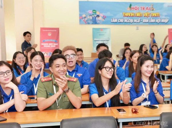 Gia Lai: Chàng Thượng uý Công an đạt giải Nhì cuộc thi Giọng hát hay ngoại ngữ