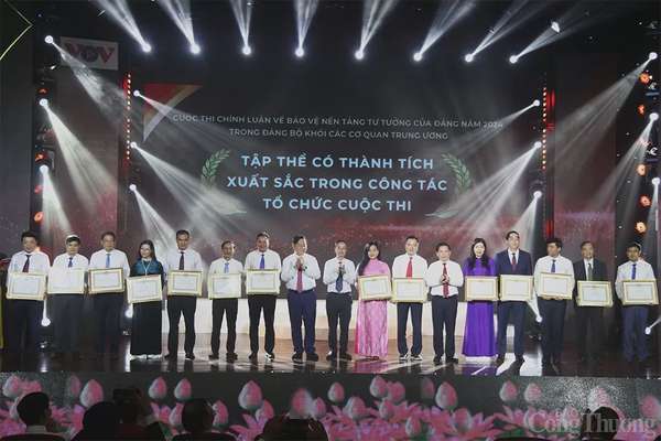Chùm ảnh: Trao giải Cuộc thi về bảo vệ nền tảng tư tưởng của Đảng trong Khối các cơ quan Trung ương Chùm ảnh: Trao giải Cuộc thi về bảo vệ nền tảng tư tưởng của Đảng trong Khối các cơ quan Trung ương