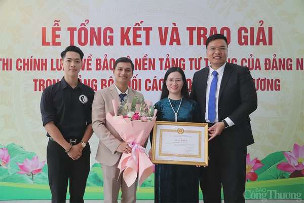 Chùm ảnh: Trao giải Cuộc thi về bảo vệ nền tảng tư tưởng của Đảng trong Khối các cơ quan Trung ương Chùm ảnh: Trao giải Cuộc thi về bảo vệ nền tảng tư tưởng của Đảng trong Khối các cơ quan Trung ương