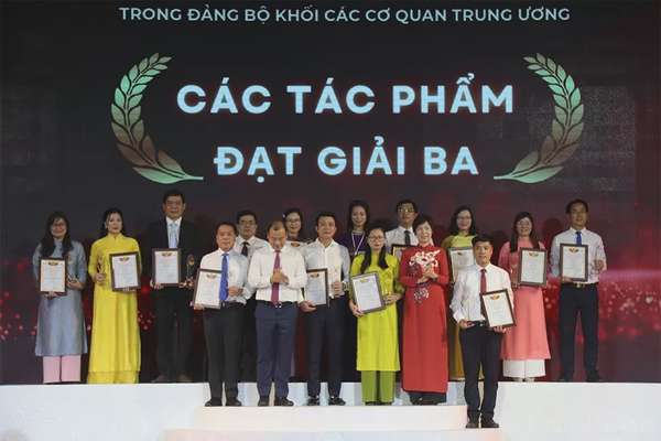 Chùm ảnh: Trao giải Cuộc thi về bảo vệ nền tảng tư tưởng của Đảng trong Khối các cơ quan Trung ương Chùm ảnh: Trao giải Cuộc thi về bảo vệ nền tảng tư tưởng của Đảng trong Khối các cơ quan Trung ương