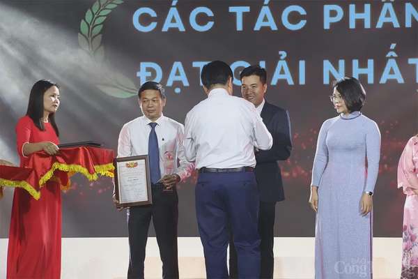Chùm ảnh: Trao giải Cuộc thi về bảo vệ nền tảng tư tưởng của Đảng trong Khối các cơ quan Trung ương Chùm ảnh: Trao giải Cuộc thi về bảo vệ nền tảng tư tưởng của Đảng trong Khối các cơ quan Trung ương
