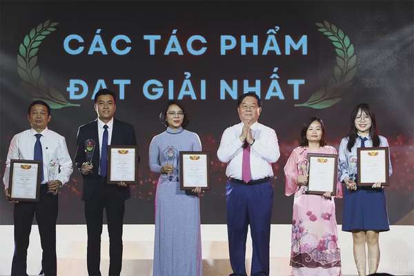 Chùm ảnh: Trao giải Cuộc thi về bảo vệ nền tảng tư tưởng của Đảng trong Khối các cơ quan Trung ương Chùm ảnh: Trao giải Cuộc thi về bảo vệ nền tảng tư tưởng của Đảng trong Khối các cơ quan Trung ương