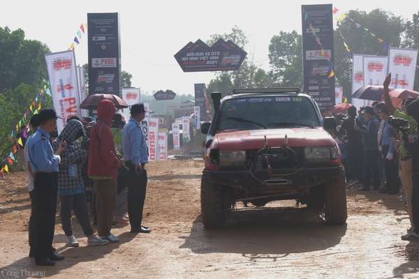 Hàng chục ô tô bán tải, SUV 'hầm hố' góp mặt Lễ khai mạc giải đua Ô tô Địa hình Việt Nam
