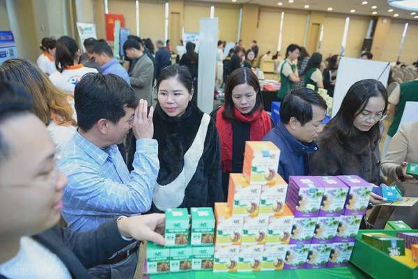 Các doanh nghiệp Top 10  giới thiệu sản phẩm trong khuôn khổ chuỗi sự kiện. Ảnh: NH