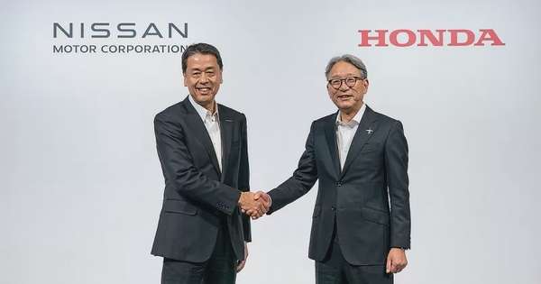 Giám đốc điều hành Nissan Motor Makoto Uchida (trái) và Giám đốc điều hành Honda Motor Toshihiro Mibe (phải) tại buổi ký kết hợp tác hồi tháng 3/2024. Ảnh: Honda Global
