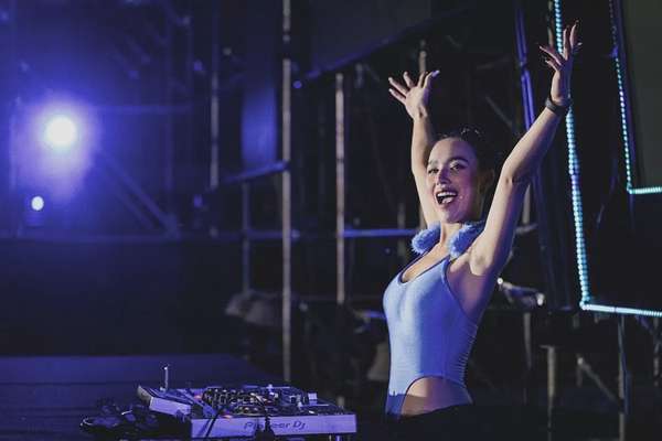 Quẩy hết mình với DJ TIT trên nền nhạc EDM sôi động