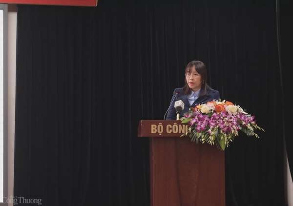 Bà Nguyễn Minh Phương, Chánh Văn phòng Tổng Cục Quản lý Thị trường trả lời báo chí.