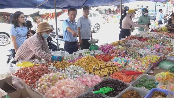 kiểm tra mặt hàng bánh kẹo tại các sạp trong chợ truyền thống.