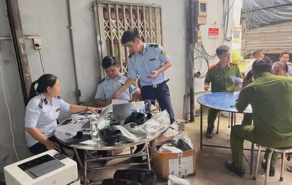 Quản lý thị trường TP. Hồ Chí Minh thực hiện công tác kiểm tra trên địa bàn. Ảnh Quản lý thị trường TP. Hồ Chí Minh 