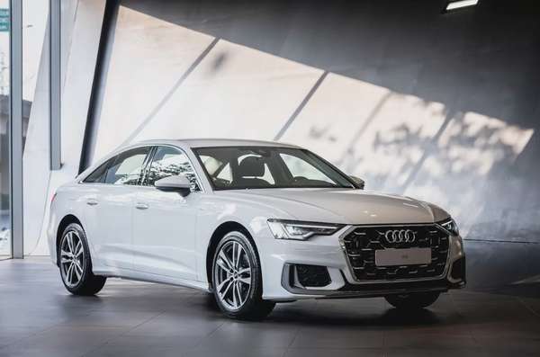Audi A6 phiên bản mới tại Việt Nam sẽ được trang bị tiêu chuẩn cụm đèn trước với Công nghệ LED Matrix, sở hữu đèn viền ban ngày đặc trưng