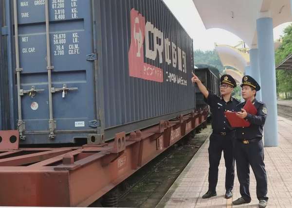 Công chức Chi cục Hải quan Ga đường sắt quốc tế Đồng Đăng kiểm tra mã kẹp chì hàng hóa xuất nhập khẩu qua cửa khẩu. (Ảnh: Quang Duy/TTXVN)