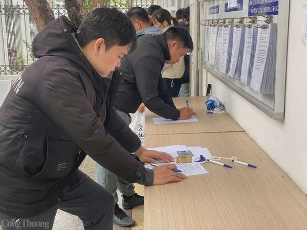 Người dân điền hồ sơ để xin cấp giấy phép lái xe mới. Ảnh: Lê An