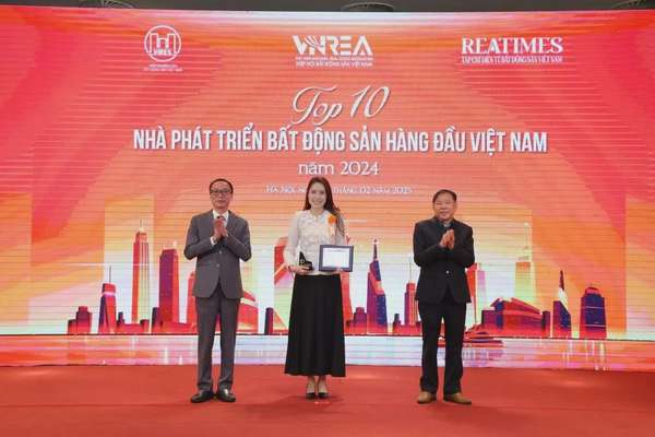 Đại diện Văn Phú - Invest nhận giải thưởng Top 10 khu nghỉ dưỡng tốt nhất 2024 dành cho dự án Vlasta - Sầm Sơn