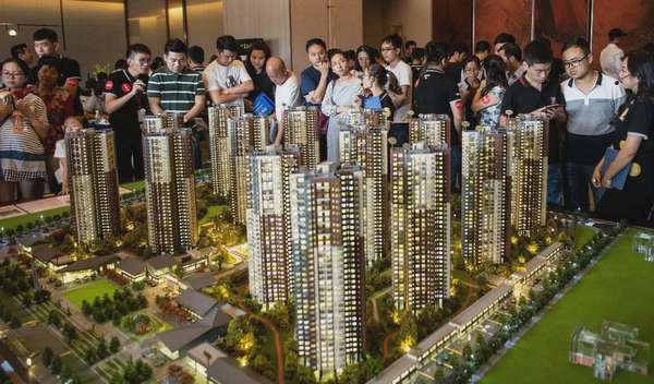 Những người tìm mua nhà xem một dự án bất động sản ở tỉnh Quảng Đông - Ảnh: China Daily