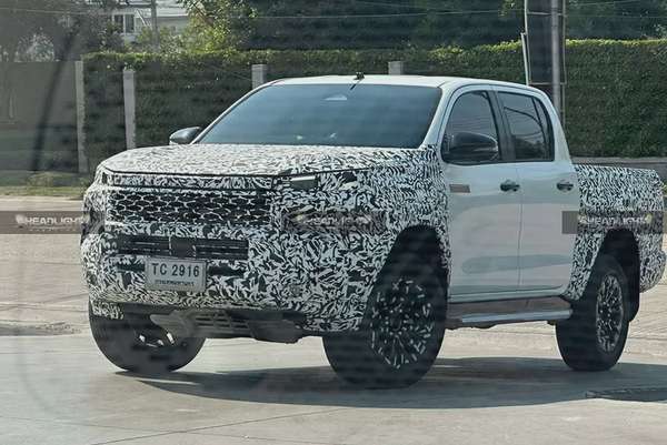 Mẫu xe Toyota Hilux phiên bản nâng cấp được bắt gặp ở Thái Lan. Ảnh: Headlighmag 