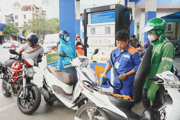 Giá xăng dầu bật tăng trở lại, xăng RON 95 tăng gần 800 đồng/lít