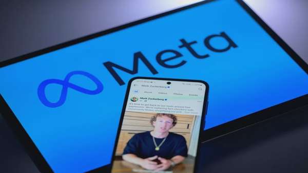 Tính năng thương mại trực tuyến giúp Facebook (thuộc sở hữu của công ty Meta) giữ chân người dùng. Ảnh: CNBC