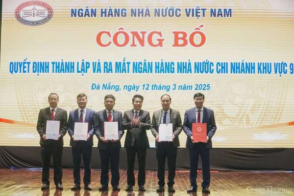 Phó Thống đốc Ngân hàng Nhà nước Phạm Tiến Dũng trao quyết định bổ nhiệm lãnh đạo Ngân hàng Nhà nước khu vực 9