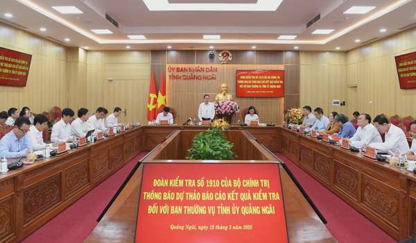 Chủ tịch Quốc hội Trần Thanh Mẫn -  Trưởng Đoàn Kiểm tra 1910 của Bộ Chính trị đã chủ trì buổi làm việc giữa Đoàn kiểm tra với Ban Thường vụ Tỉnh uỷ Quảng Ngãi. Ảnh: Lâm Hiển