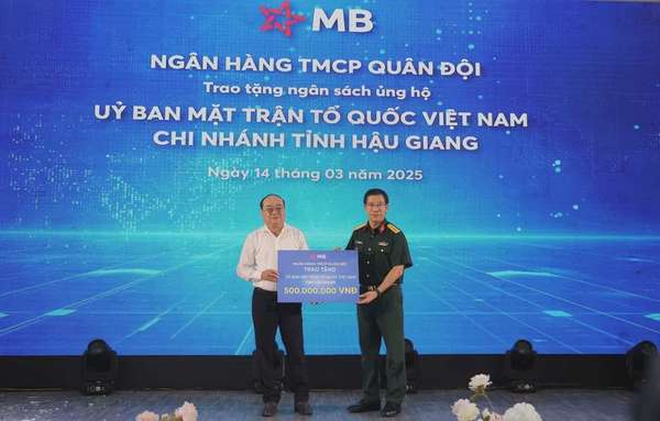  MB trao 500 triệu đồng tặng Ủy ban Mặt trận Tổ quốc Việt Nam tỉnh Hậu Giang.