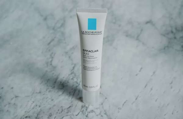 Kem trị mụn Effaclar Duo có chứa benzoyl peroxide, khi tiếp xúc với nhiệt độ cao hoặc tia UV, thành phần này có thể phân hủy thành chất gây ung thư (Ảnh: Byrdie).