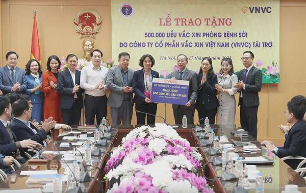 Thứ trưởng Bộ Y tế Nguyễn Thị Liên Hương thay mặt Bộ Y tế nhận biểu trưng 500.000 liều vaccine sởi từ ông Nghiêm Trần Dũng - Phó Giám đốc đối ngoại VNVC.