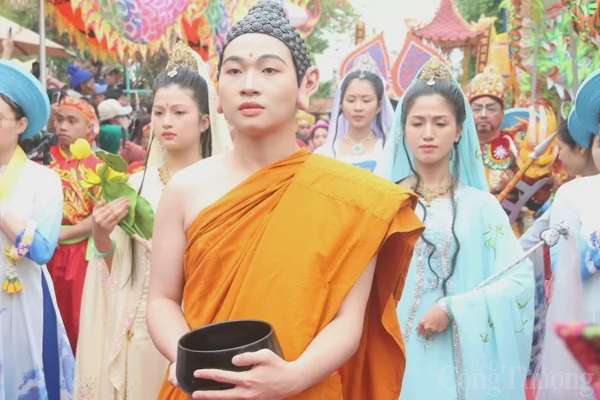 Hóa trang tái hiện hình ảnh Đức Phật Thích Ca và các nhân vật hộ pháp Hóa trang tái hiện hình ảnh Đức Phật Thích Ca và các nhân vật hộ pháp