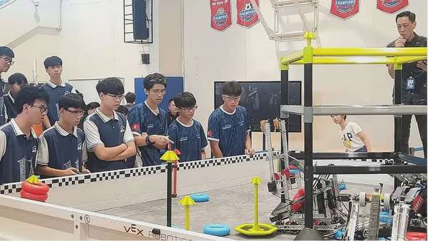 Một trường có 2 đội thi giành quyền tham dự giải Vô địch Thế giới về Robot