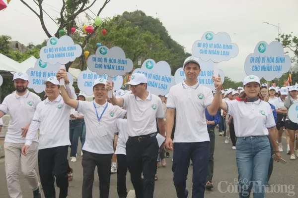 Đông đảo đại biểu quốc tế và người dân cùng hòa mình trong sự kiện “Đi bộ vì hòa bình 2025”, chung tay lan tỏa thông điệp yêu thương, đoàn kết và khát vọng một thế giới không còn chiến tranh