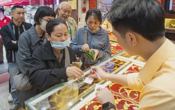 Giá vàng hôm nay giảm đột ngột, người dân vội bán vàng