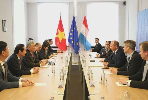 Phó Thủ tướng Thường trực Chính phủ Nguyễn Hòa Bình và Bộ trưởng Tài chính Luxembourg Gilles Roth thống nhất sẽ sớm ký kết một Bản ghi nhớ về hợp tác trong xây dựng trung tâm tài chính quốc tế tại Việt Nam - Ảnh: VGP/Nguyễn Hoàng