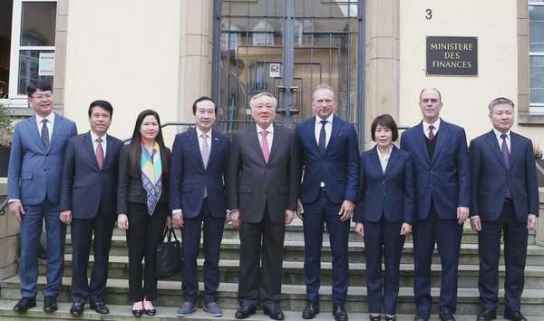 Phó Thủ tướng Thường trực Chính phủ Nguyễn Hòa Bình và Bộ trưởng Tài chính Luxembourg Gilles Roth cùng đoàn đại biểu hai nước - Ảnh: VGP/Nguyễn Hoàng