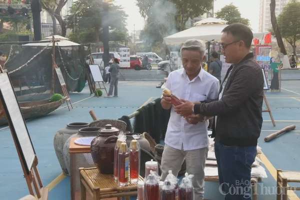 Nhiều sản phẩm đặc sản như nước mắm, mắm nêm được giới thiệu tới du khách.