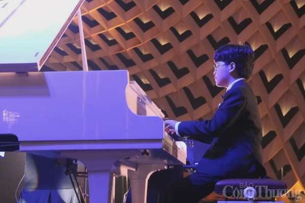 Nghệ sĩ nhí Phạm Hoàng Khanh (Tài năng trẻ Hà Nội) độc tấu Piano