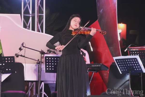 Giai điệu du dương từ phần biểu diễn độc tấu violin đã chạm đến cảm xúc khán giả trong đêm hòa nhạc “Đà Nẵng – Khúc khải hoàn tháng 3” tại Công viên APEC