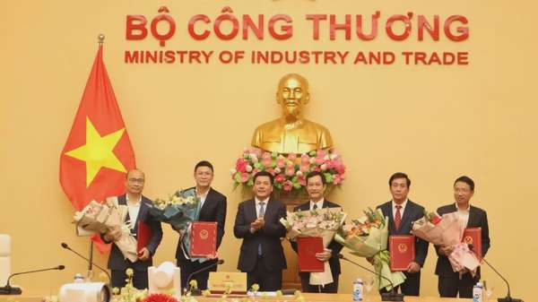 Bộ trưởng Bộ Công Thương Nguyễn Hồng Diên trao quyết định về công tác cán bộ tại Bộ Công Thương. Ảnh: BCT