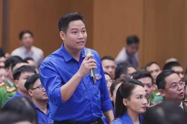 Chủ tịch Câu lạc bộ Xúc tiến thương mại trên nền tảng số (EPC) Bùi Thế Quyền đặt câu hỏi về giải pháp của Chính phủ để số doanh nghiệp Việt Nam đạt tiêu chí Doanh nghiệp khoa học, công nghệ và số doanh nghiệp khởi nghiệp đổi mới sáng tạo tăng gấp 2 lần - Ảnh: VGP/Nhật Bắc