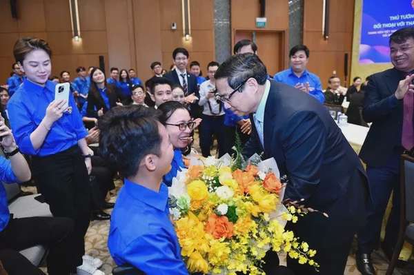 Thủ tướng tặng hoa, động viên các đại biểu là người tàn tật nhưng đã vượt khó, vươn lên trong lao động, học tập - Ảnh: VGP/Nhật Bắc
