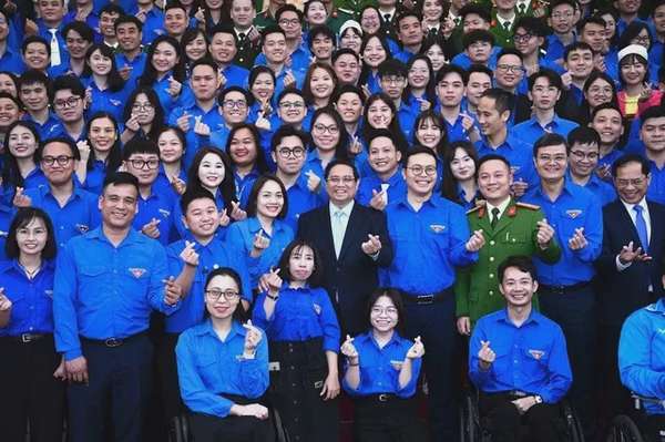 Thủ tướng chụp ảnh lưu niệm cùng các đại biểu thanh niên - Ảnh: VGP/Nhật Bắc