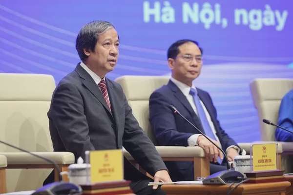 Bộ trưởng Bộ Giáo dục và Đào tạo Nguyễn Kim Sơn nói về các chính sách, kế hoạch hỗ trợ các trường đại học, cao đẳng trong việc tuyển sinh, đào tạo ngành công nghệ bán dẫn và trí tuệ nhân tạo - Ảnh: VGP/Nhật Bắc