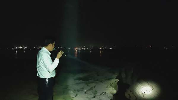 Cát tặc Hà Nội lộng hành: Người dân dựng lều, ném gạch Cát tặc Hà Nội lộng hành: Người dân dựng lều, ném gạch