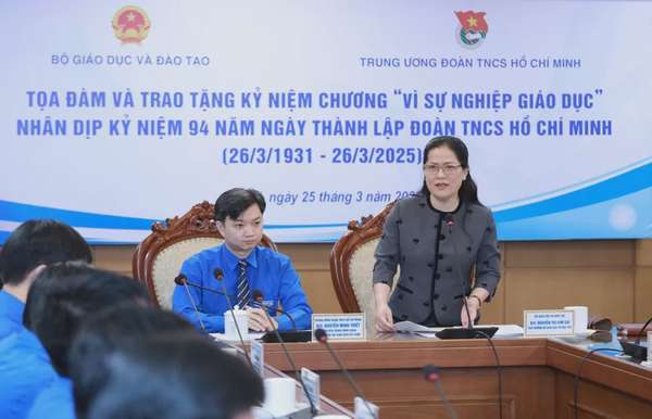 Thứ trưởng Bộ GD&ĐT Nguyễn Thị Kim Chi trao đổi tại buổi lễ. Ảnh: Báo Giáo dục và thời đại