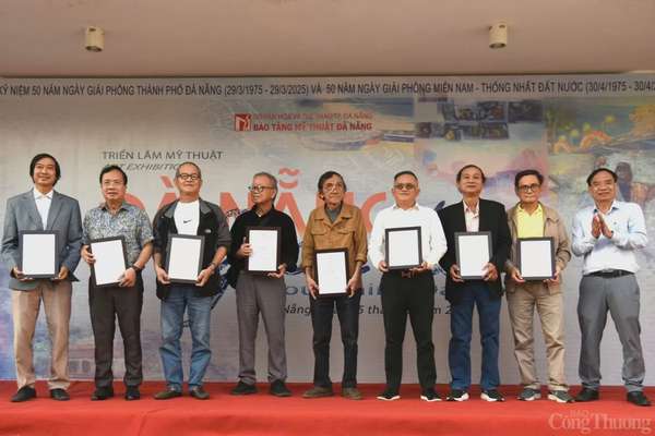 Ban tổ chức trao chứng nhận cho các họa sĩ có tác phẩm trưng bày tại triển lãm mỹ thuật “Đà Nẵng gấm hoa” diễn ra tại Bảo tàng Mỹ thuật Đà Nẵng