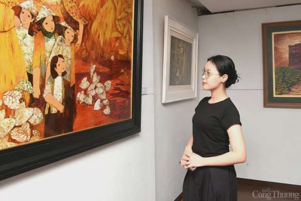 Khách tham quan thưởng lãm tác phẩm tại triển lãm mỹ thuật “Đà Nẵng gấm hoa”