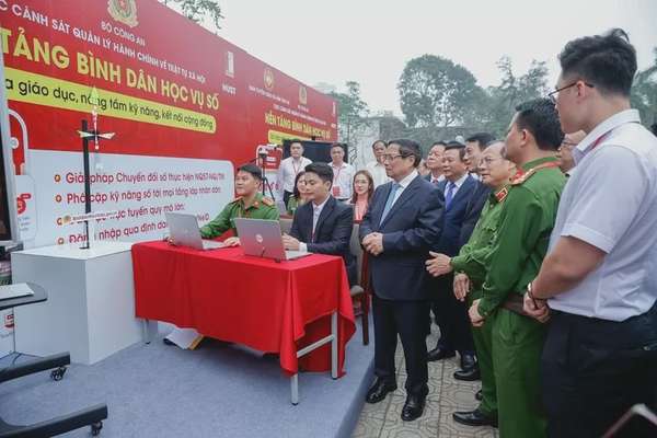 Thủ tướng nghe giới thiệu về nền tảng “Bình dân học vụ số” - Ảnh: VGP/Nhật Bắc
