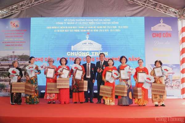 Ngành Công Thương Đà Nẵng vinh danh 19 thương nhân có đóng góp to lớn cho sự phát triển của chợ Cồn