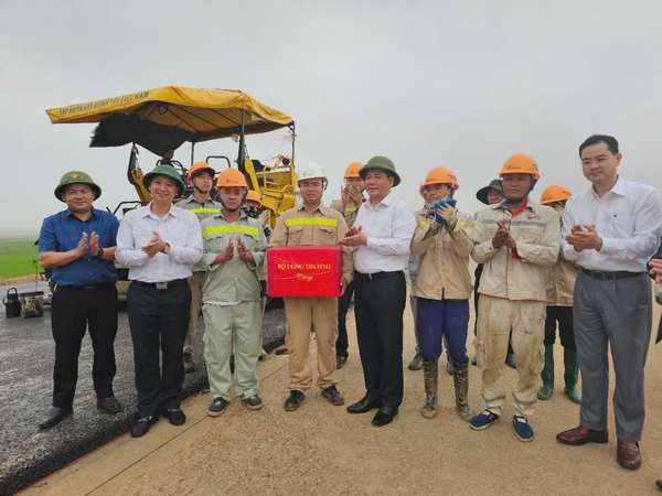 Chùm ảnh: Đoàn công tác của Chính phủ làm việc với tỉnh Bắc Giang về giải pháp thúc đẩy tăng trưởng